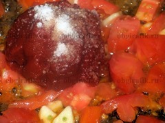 7. К помидорам добавляют томатную пасту, соль, тщательно перемешивают.