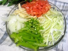 2. Вымытые, очищенные овощи нарезают. Способ нарезки в рецепте произвольный.