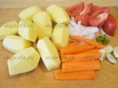 3. Овощи очищают, нарезают произвольной формы. Картофель среднего размера оставляют целым.