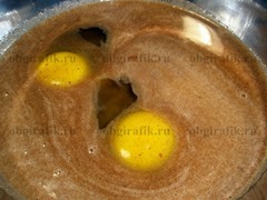 3. В теплую массе вводят яйца, перемешивают.