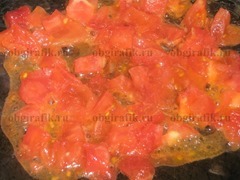 3. Очищенные томаты нарезают, обжаривают в сотейнике на растительном масле.