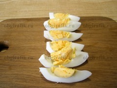 3. Отваренное вкрутую яйцо – дольками.