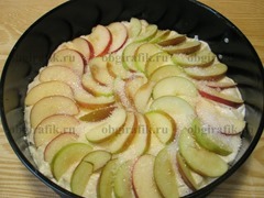 5. Сверху веером укладывают яблочные дольки. Слегка присыпают сахаром и отправляют выпекаться при температуре 180 градусов на 25-30 минут в духовку.