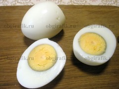 1. Яйца отваривают вкрутую.