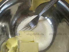 2. Масло растирают с сахаром.