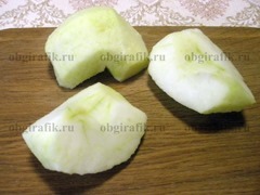 2. Яблоки очищают от кожуры и сердцевины.