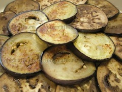 3. На отдельной сковороде также на растительном масле с обеих сторон обжаривают кольца баклажанов. Половину выкладывают на дно жаропрочной формы.