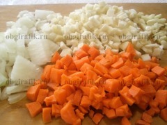 2. Морковь, мук, корень сельдерея и чеснок нарезают мелкими кубиками.