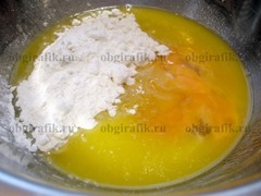 3. Затем соду, шепотку соли, яичные желтки и частями муку.