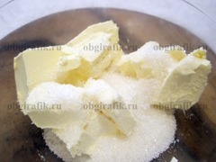 2. Масло растирают с сахаром.
