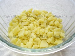 2. Кубиками нарезают отваренный в «мундире» и очищенный картофель.