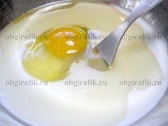 6. Отдельно перемешивают кефир, растительное масло и яйцо.