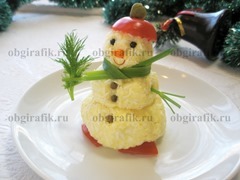 6. Импровизированно декорируют и новогоднюю закуску Снеговик рецепт с фото наглядно демонстрирует в готовом виде.
