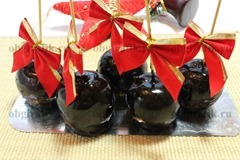 7. «Стеклянные» яблоки в карамели украшают новогодними декорациями и подают к сладкому столу.