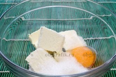 2. Масло растирают с желтком, половиной нормы сахара.