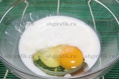 2. Смешивают яйцо, молоко и сметану.