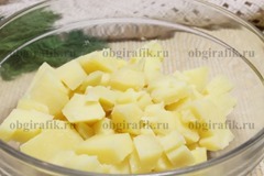 2. Картофель отваривают «в мундире», охладив, очищают и нарезают кубиками.