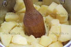 3. Картофель отваривают обычным способом, затем пюрируют.