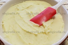 4. Картофельное пюре выкладывают в керамическую емкость.
