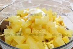 6. Потом – кусочки ананасов и майонез, специи по вкусу.
