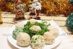 5. Готовый салат-закуску из сыра с кунжутом и маслинами до подачи к новогоднему столу держат в холодильнике.