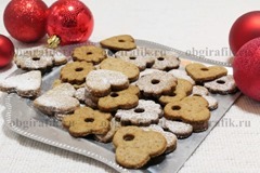 8. При желании имбирное печенье (английская Рождественская классика) посыпают пудрой и подают к новогоднему столу. 