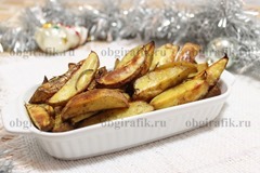 5. Подают печеный картофель к новогоднему столу с пылу жару, посыпав поджаренными чесноком и листиками розмарина.