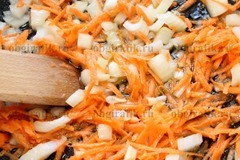 3. На растительном масле обжаривают лук, морковь.