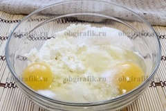 2. Творог смешивают с яйцами, половиной нормы сахара – начинка готова.