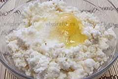 2. Творог растирают с ванильным сахаром, сахаром и яйцами.