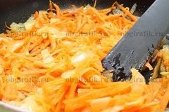 4. Бросить натертую морковь.