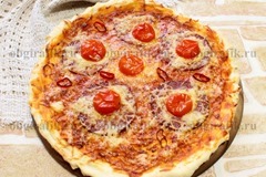6. Расплавленный сыр укажет на то, что пицца с колбасой готова.