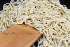 7. Отваренные традиционным способом спагетти залить соусом-заправкой, перемешать. 