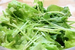 2. Рукколу и салатные листья промыть, порвать крупными кусками.