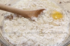 3. Вбить яйцо, всыпать соль, сахар, разрыхлитель и влить 4 ложки масла – замесить мягкое тесто.