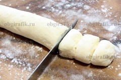 4. Скатать «колбаски», нарезать шириной около 1 см.