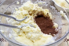 4. Часть крема выложить в отдельную емкость, к остаткам добавить какао-порошок – довести до однородности.